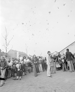 882225 Afbeelding van het publiek bij de officiële opening van het scholencomplex aan de Eifel te Utrecht.